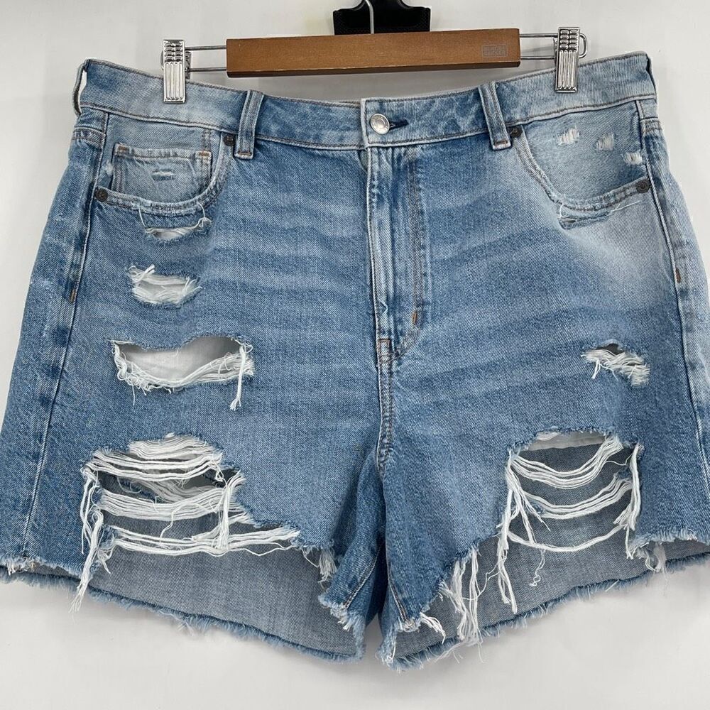 NWT American Eagle Blue Light Wash Distressed Curvy Mom Denim Short Size 16
